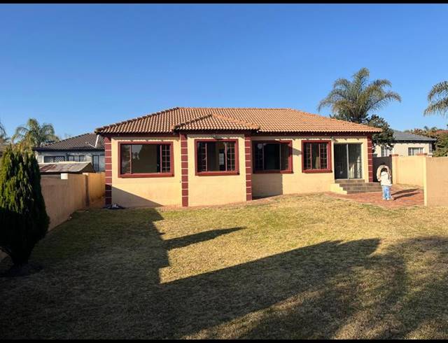 3 BEDROOM TOWNHOUSE FOR SALE IN THATCHFIELD